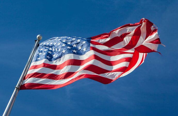 Estados Unidos criam 467 mil empregos em janeiro; desemprego sobe para 4%