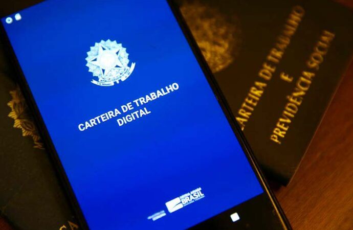 Taxa de desemprego recua para 10,5% no trimestre, diz IBGE