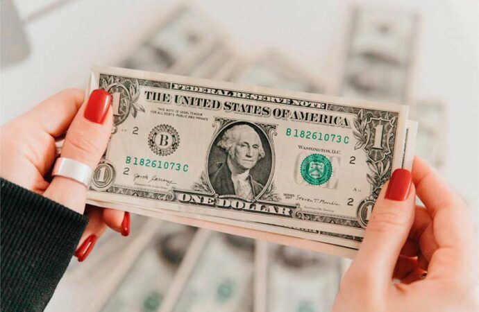 Dólar abaixo dos R$4,80: é a hora de comprar?