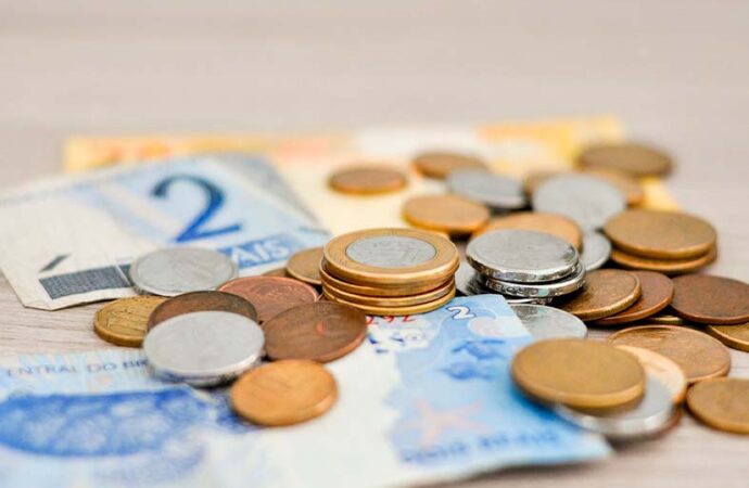 Governo propõe salário mínimo a R$1.294 em 2023