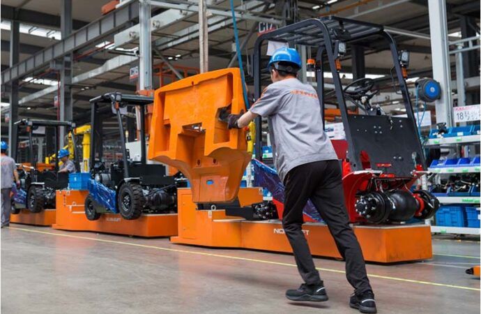 Produção industrial recua 2,4% em janeiro