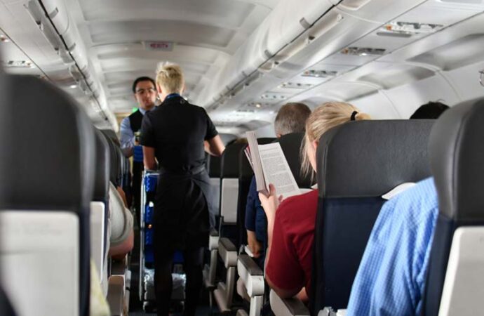 Anvisa autoriza serviço de bordo mas mantém uso de máscaras em voos