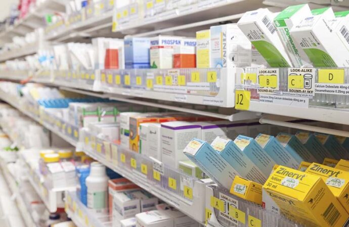 Farmacêuticos apontam falta de remédios nas redes pública e privada