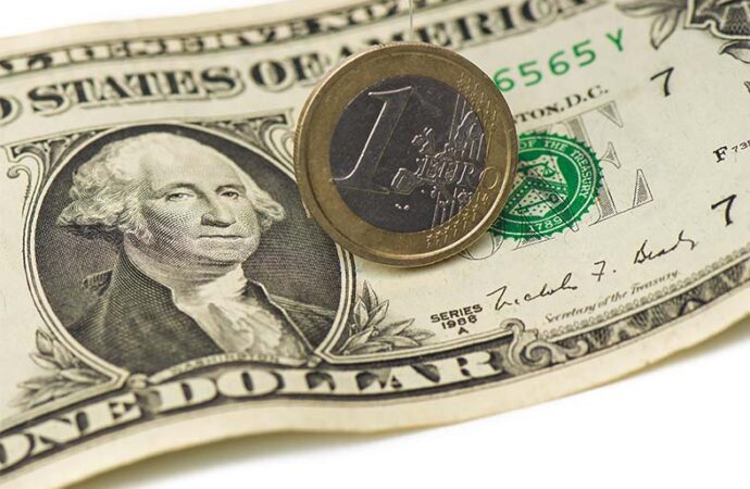 Euro e dólar atingem paridade pela primeira vez em 20 anos
