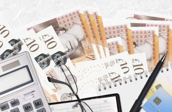 Banco Central da Inglaterra anuncia maior alta dos juros em 27 anos
